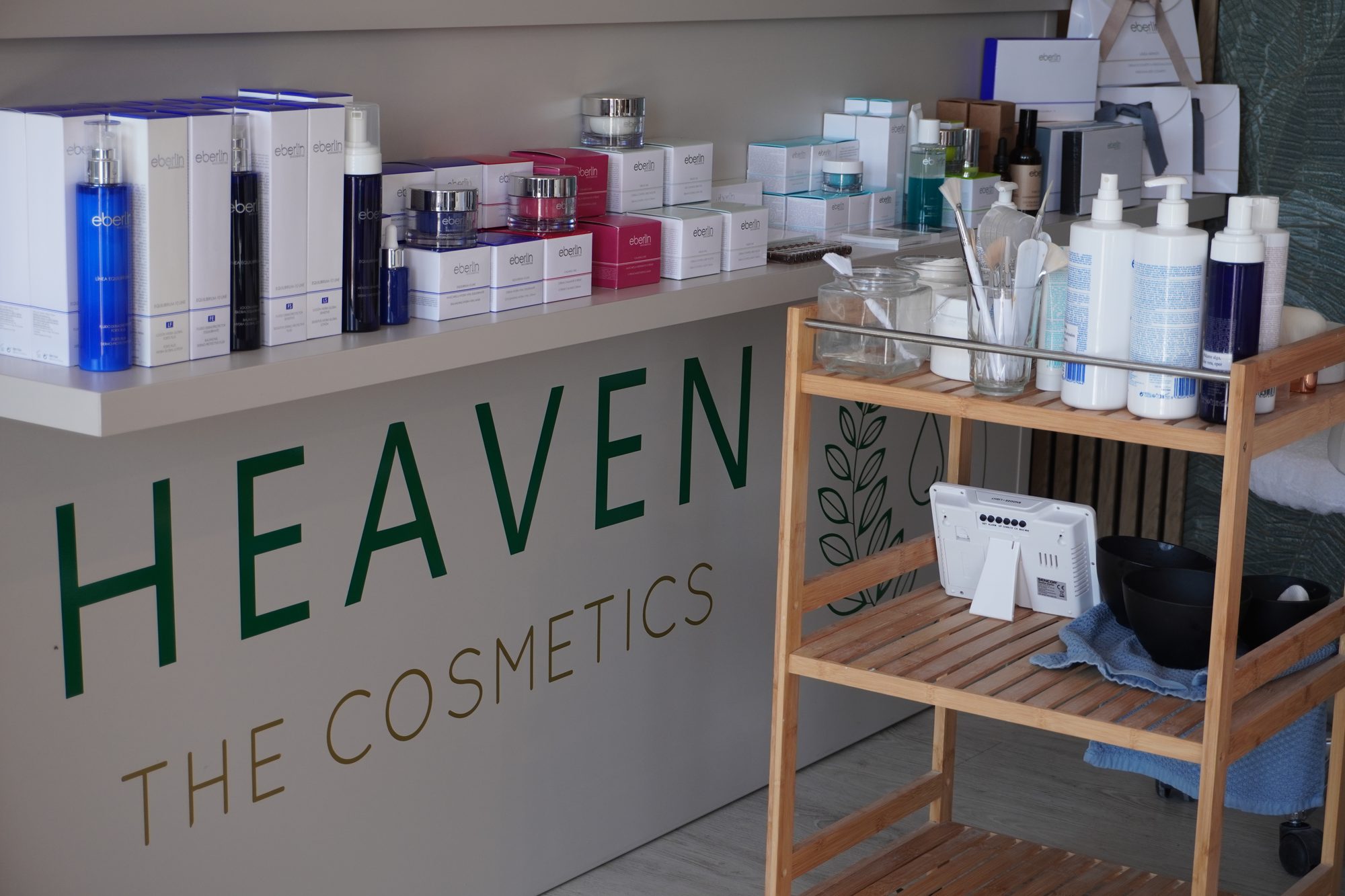 A Heaven the Cosmetics kozmetikai szalon pultja a termékekkel