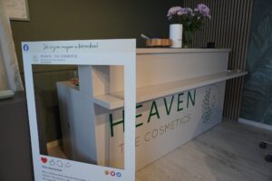 Recepció a Heaven the Cosmetics logóval és a „Jól érzem magam a bőrömben!” fotókerettel