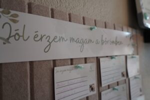 „Jól érzem magam a bőrömben!” felirat és üzenőkártyák